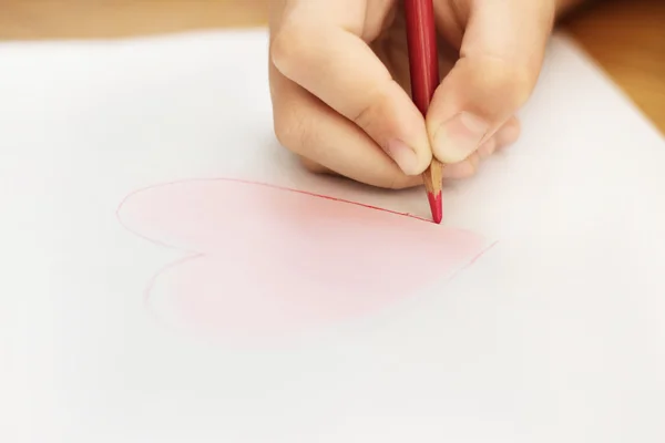 Criança está desenhando coração vermelho — Fotografia de Stock