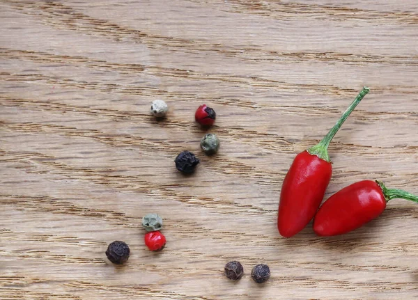 Red Hot Capsicum Paprika Tvaru Srdce Několik Kusů Smíšené Pepře — Stock fotografie