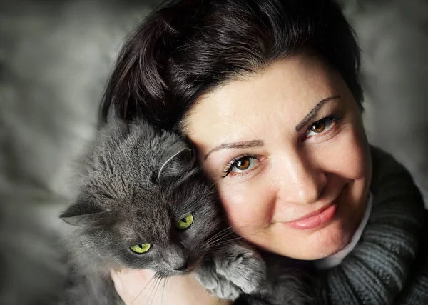 Beautiful Smiling Brunette Girl Embracing Her Lovely Fluffy Grey Cat — Stock Photo, Image