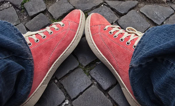 Pies en zapatillas rojas y jeans al aire libre . —  Fotos de Stock