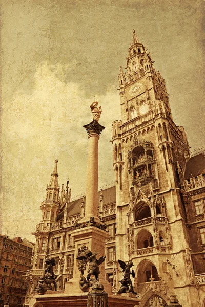 Nuevo Ayuntamiento con columna mariana en Marienplatz (Plaza de María) ), —  Fotos de Stock