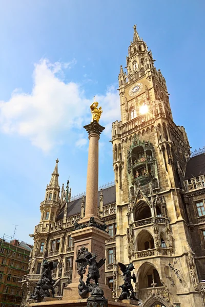 Nowy ratusz z kolumna na marienplatz (Plac Najświętszej Maryi Panny w), — Zdjęcie stockowe