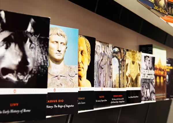 Galleri av böcker om historia av det romerska riket i Colosseum, — Stockfoto