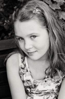 güzel genç kız bankta oturuyor