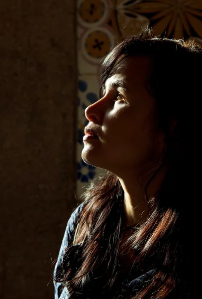 Backlight profile of a young beautiful woman — Stock Photo, Image