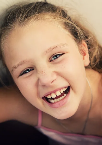 Счастливая маленькая девочка смеется — стоковое фото