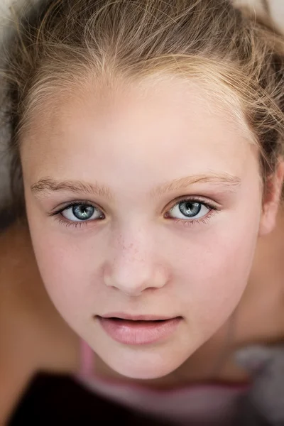 Close up retrato de bela menina — Fotografia de Stock