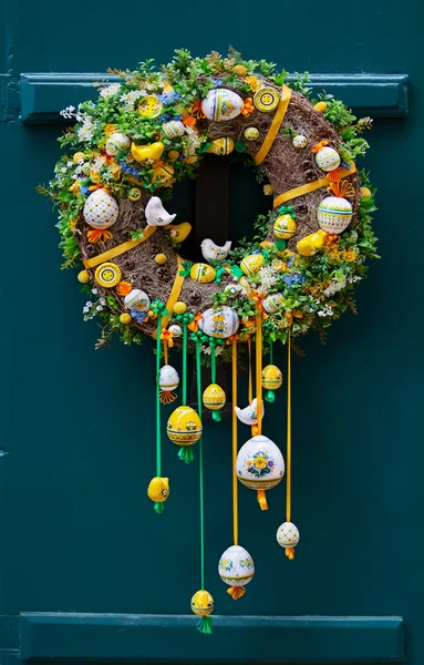 El yapımı çelenk Paskalya için dış kapıyı, Prag