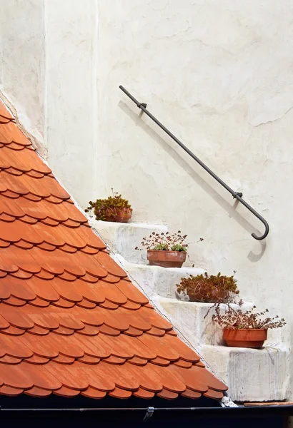 背景の白い壁に赤い屋根のフラグメント — ストック写真