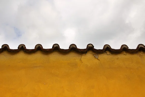 屋根と古い家の壁 — ストック写真