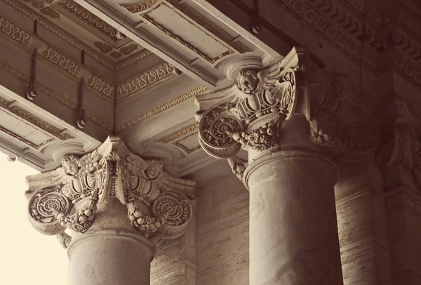 Corinthische zuilen van St. Peter's Basiliek in Vaticaan — Stockfoto