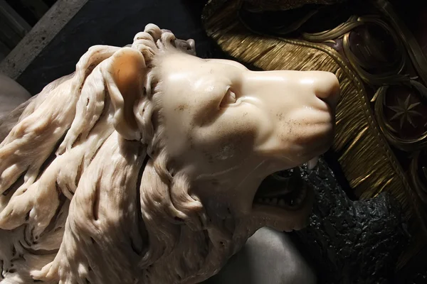 Marmor huvudet av ett lejon i Basilica di Santa Maria del Popolo — Stockfoto