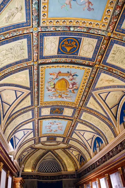 Interior de la galería del Museo Vaticano en la Ciudad del Vaticano, R — Foto de Stock