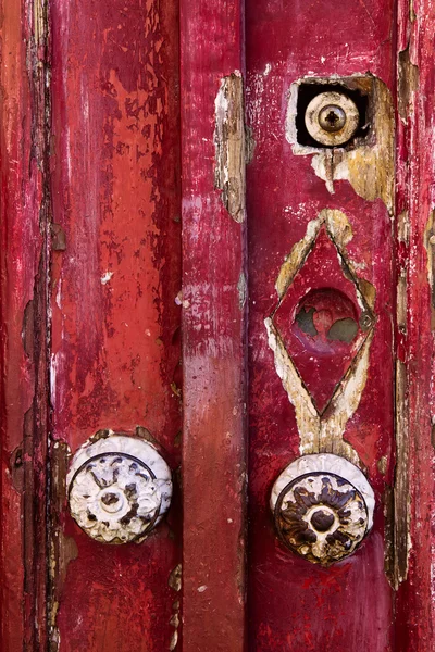 Detal stary brudny czerwony drzwi — Zdjęcie stockowe