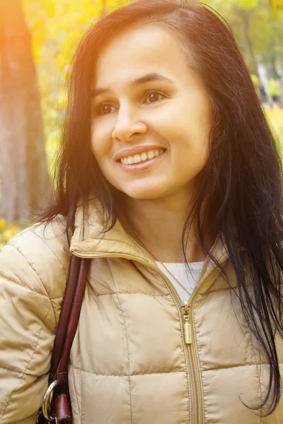 Feliz joven hermosa mujer en el parque de otoño Imágenes De Stock Sin Royalties Gratis