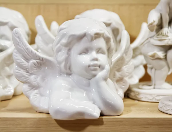 Фарфоровая фигурка ангела — стоковое фото