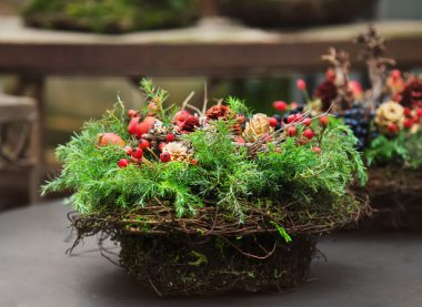 Köknar ağacıyla Noel süslemesi