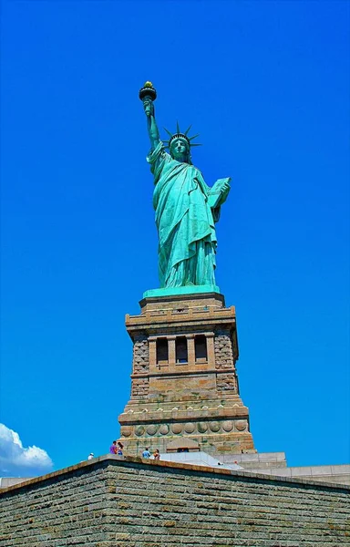 Величезна Неокласична Скульптура Острові Свобода Нью Йоркській Гавані Статуя Міді — стокове фото