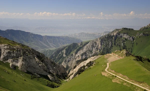 Дорога в горах Северный Кыргызстан — стоковое фото