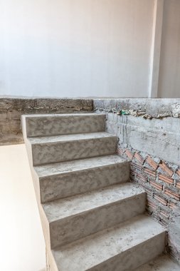 bir binada bitmemiş merdivenler