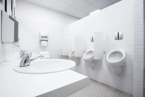Urinoar och diskbänk — Stockfoto