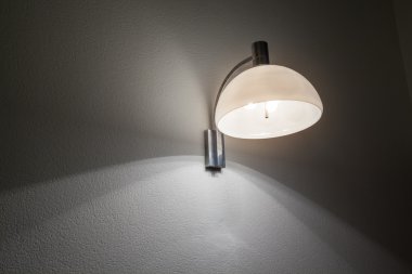 ışık beyaz duvara asılı