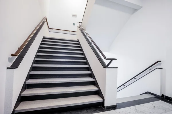 La escalera en el edificio —  Fotos de Stock