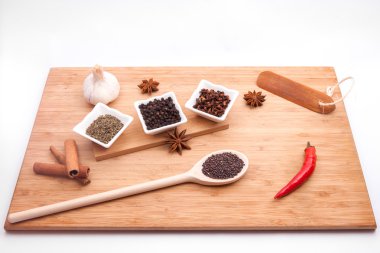 Bir wouden plaka üzerinde otlar