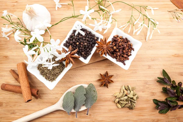 Herbs on an wouden plate — Stock Photo, Image