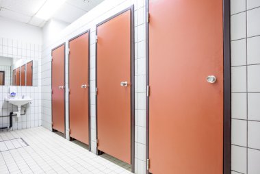 kapılar tuvalet ve lavabo