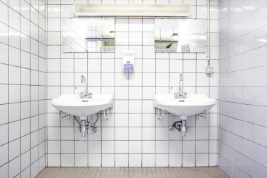 Duvardaki iki lavabo