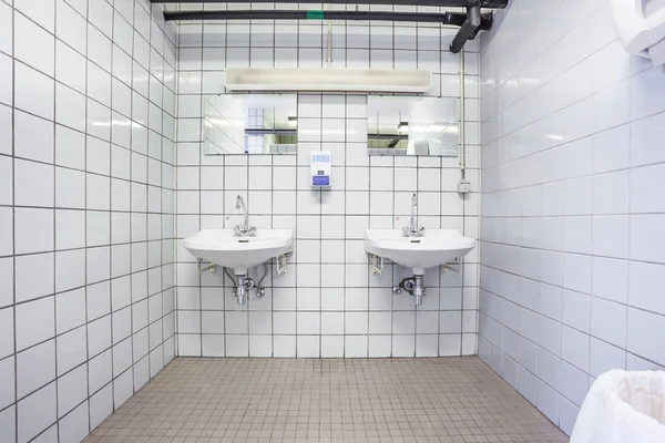 Dos lavabos en la pared — Foto de Stock