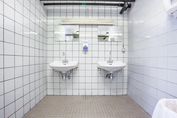 Duvardaki iki lavabo
