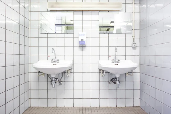 Duvardaki iki lavabo — Stok fotoğraf