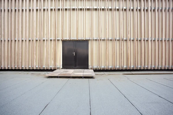 Una pared de madera con una puerta —  Fotos de Stock