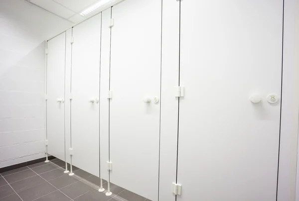 Dörrar från toaletter — Stockfoto
