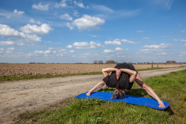 Prasarita padottanasana yoga doğanın keyfini çıkarın