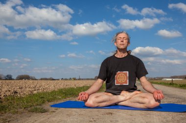 Lotus poz yoga doğanın keyfini çıkarın