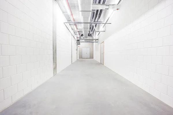 В подвальном коридоре — стоковое фото