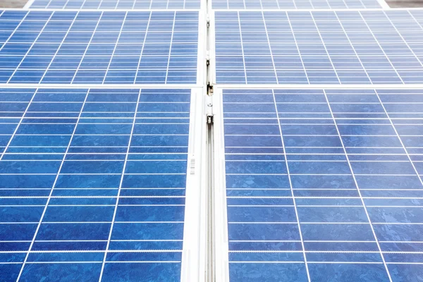 SolpanelerΟι ηλιακοί συλλέκτες — Stockfoto