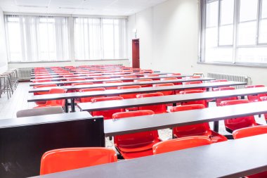 bir auditoriumwhit kırmızı sandalye