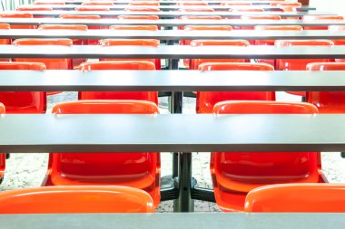 bir auditoriumwhit kırmızı sandalye