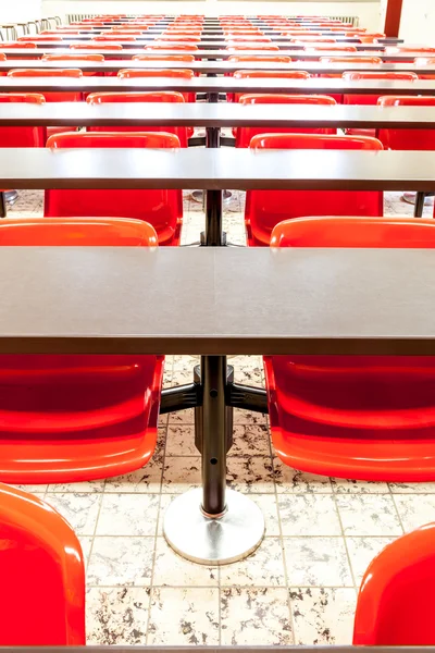 Auditoriumwhit červené židle — Stock fotografie