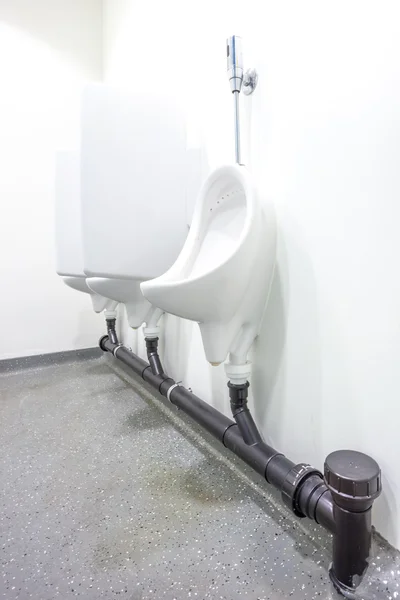 Urinal an der Wand — Stockfoto