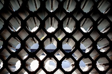 Sanki diğer tarafı görülebilen bir duvar