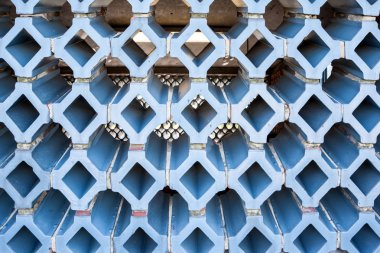 Sanki diğer tarafı görülebilen bir duvar