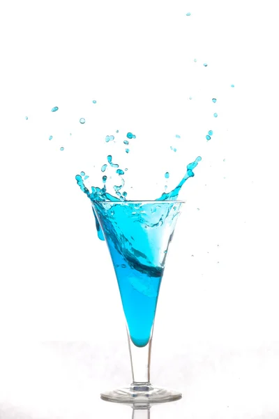 Esguichando água em vidro — Fotografia de Stock