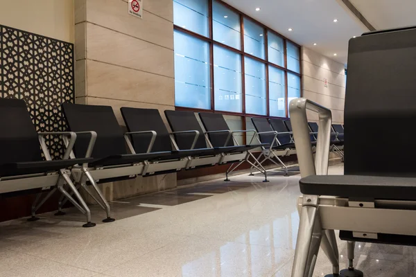 Silla en el vestíbulo del aeropuerto — Foto de Stock