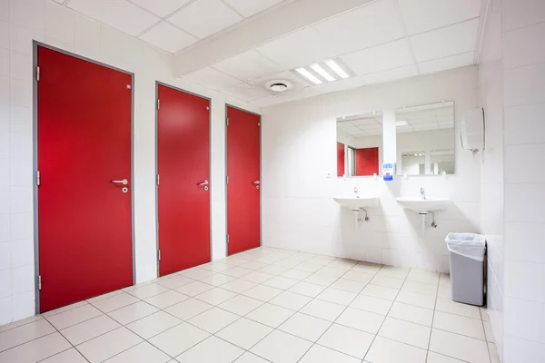 Deuren van de toiletten en wastafels — Stockfoto