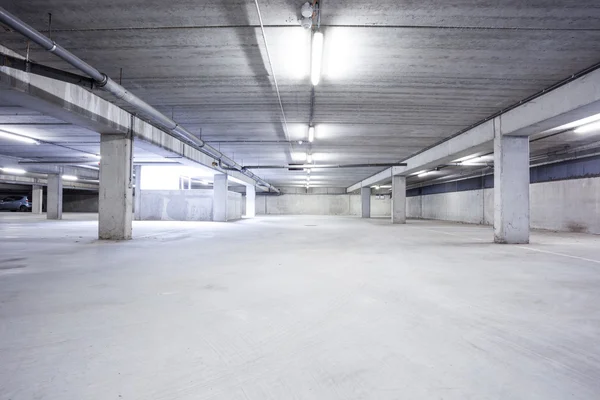 Aparcamiento interior subterráneo de garaje — Foto de stock